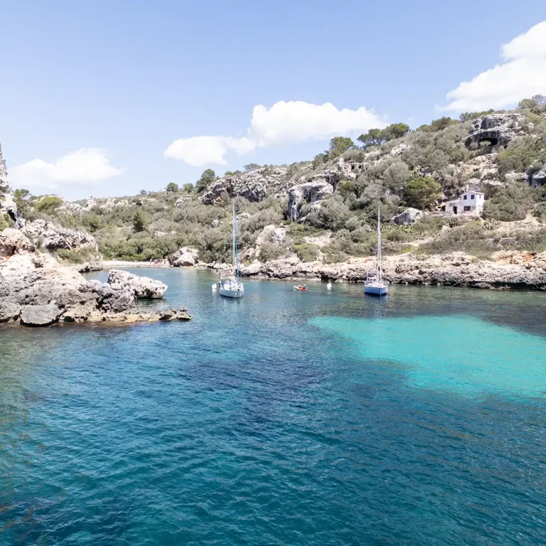 barca-mare-baleari-cala-fontenille-minorca (1)